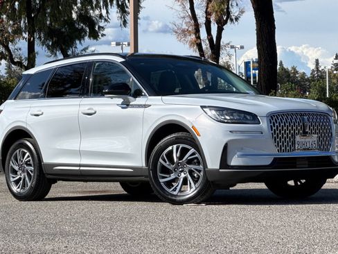 Used 2025 Lincoln Corsair AWD w/ Equipment Group 101A image 2