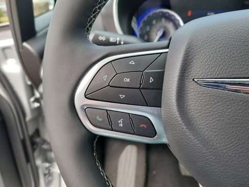 Used 2026 Chrysler Pacifica Select image 17