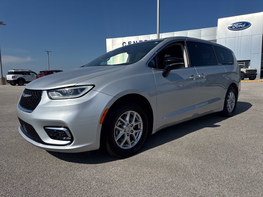Used 2024 Chrysler Pacifica Touring-L FWD image 2