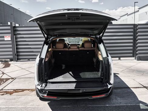 Used 2024 Land Rover Range Rover Long Wheelbase SE image 14