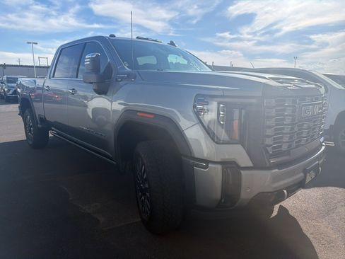 Used 2025 GMC Sierra 2500 Denali Ultimate AWD/4WD image 4