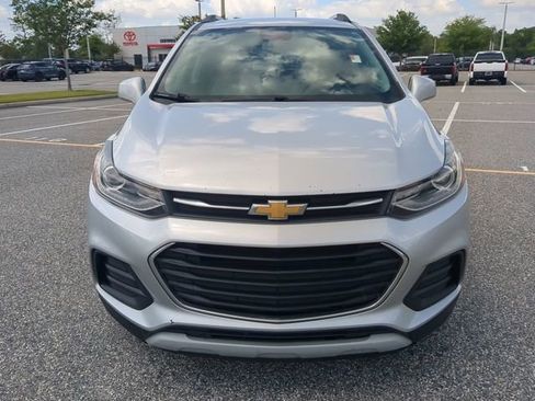 Used 2021 Chevrolet Trax LT w/ LT Convenience Package image 9