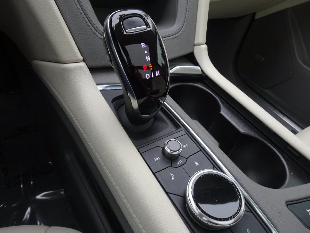 Certified 2022 Cadillac XT5 Premium Luxury FWD image 16