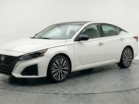 Used 2025 Nissan Altima 2.5 SV FWD image 3