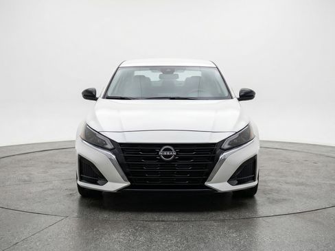 Used 2025 Nissan Altima 2.5 SV FWD image 2