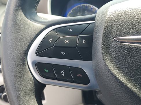 Used 2022 Chrysler Voyager LX image 22