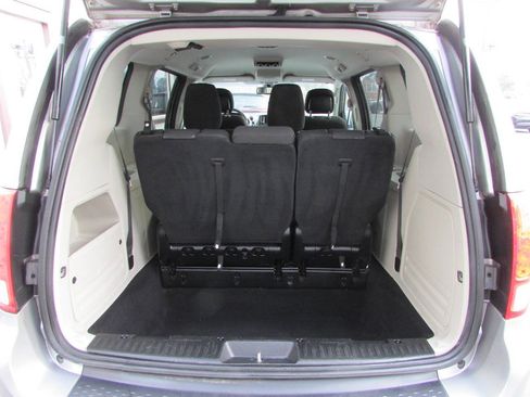 Used 2018 Dodge Grand Caravan SE w/ UConnect Hands-Free Group image 4