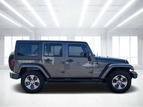 Used 2017 Jeep Wrangler Unlimited Sahara w/ Connectivity Group AWD/4WD image 2