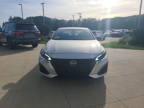Used 2024 Nissan Altima 2.5 SV image 2