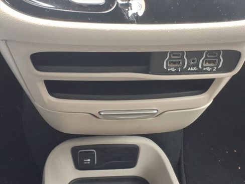 Used 2024 Chrysler Pacifica Touring-L image 14