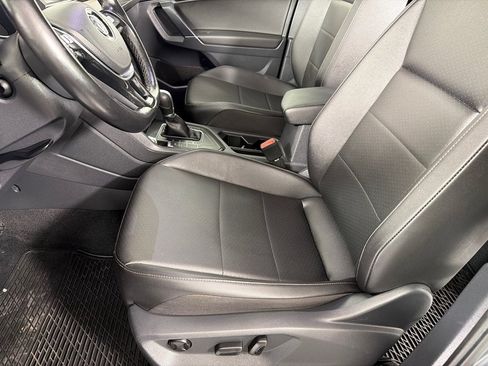 Used 2018 Volkswagen Tiguan SE w/ Panoramic Sunroof Package FWD image 12