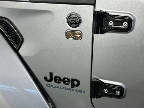 Used 2020 Jeep Gladiator Overland w/ Trailer Tow Package AWD/4WD image 28