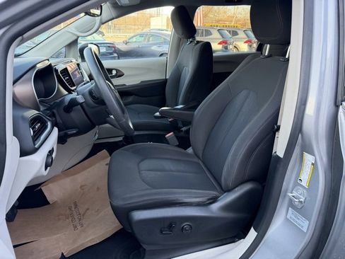 Used 2017 Chrysler Pacifica Touring image 16