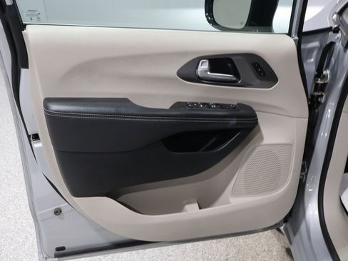 Certified 2024 Chrysler Pacifica Touring-L image 15