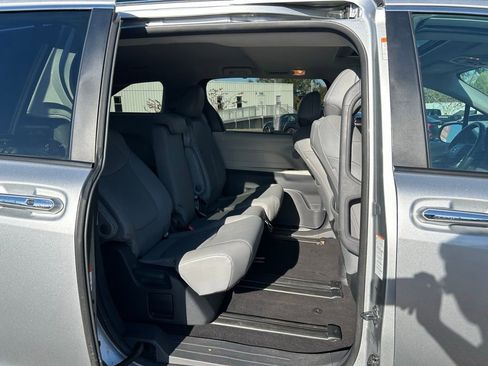 Used 2024 Toyota Sienna XLE FWD image 42