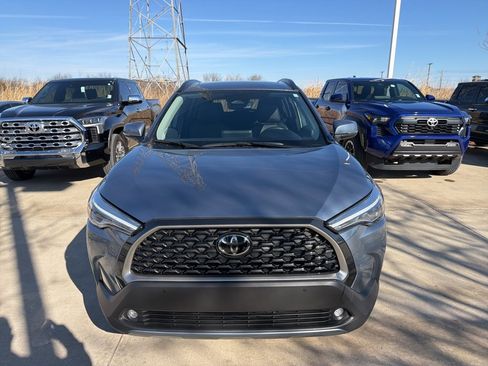 Used 2024 Toyota Corolla Cross XLE w/ Convenience Package image 2