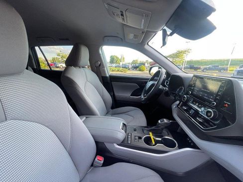 Used 2021 Toyota Highlander LE FWD image 6