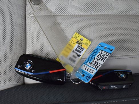 Used 2023 BMW X7 M60i AWD/4WD image 25