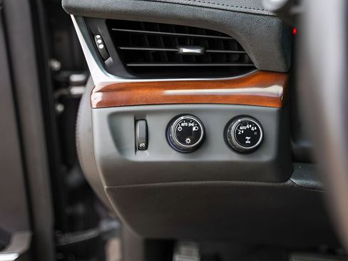 Used 2018 Cadillac Escalade Luxury AWD/4WD image 15