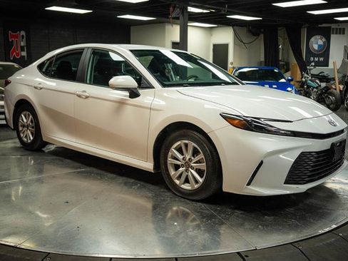 Used 2025 Toyota Camry SE image 5