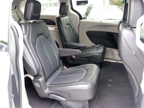 Used 2024 Chrysler Pacifica Touring-L FWD image 15