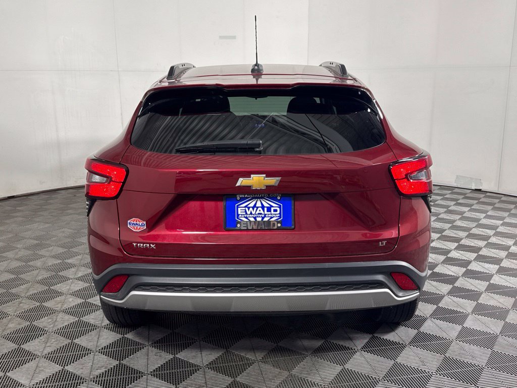 Used 2025 Chevrolet Trax LT FWD image 7