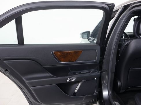 Used 2017 Lincoln Continental Select image 19