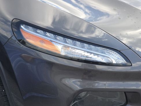 Used 2016 Jeep Cherokee Latitude AWD/4WD image 8