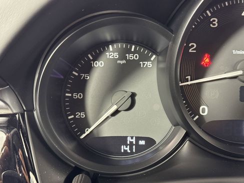 Certified 2025 Porsche Macan image 17