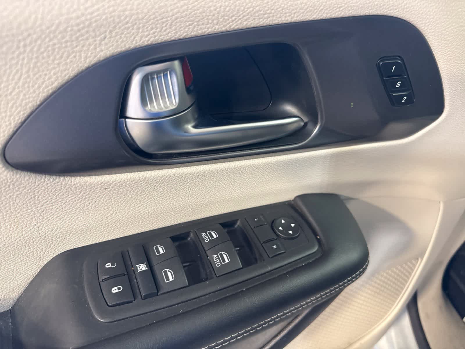 Used 2024 Chrysler Pacifica Touring-L FWD image 18