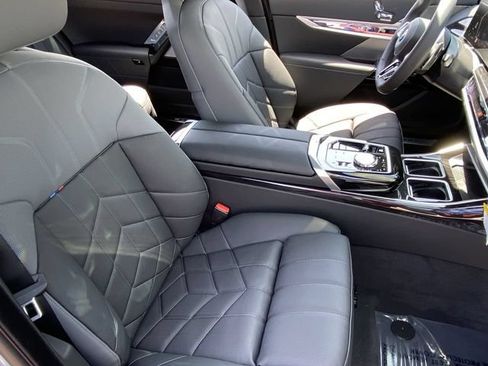 Used 2025 BMW 740i w/ Premium Package RWD image 11