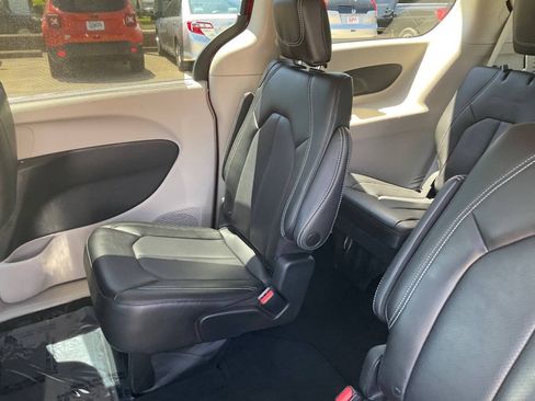 Used 2023 Chrysler Pacifica Touring-L FWD image 12