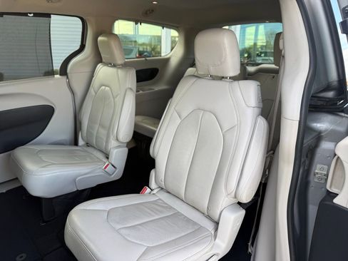 Used 2017 Chrysler Pacifica Touring-L Plus w/ Tire & Wheel Group image 18