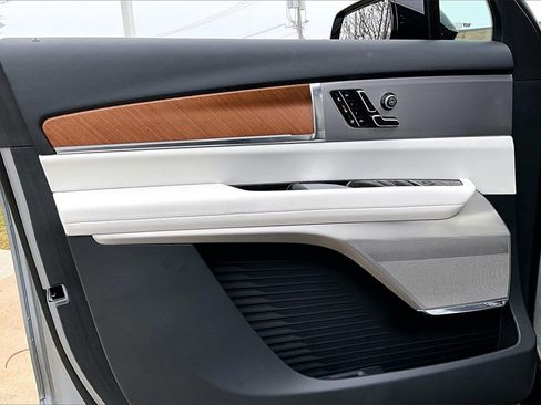 Used 2026 Cadillac Vistiq Luxury image 14