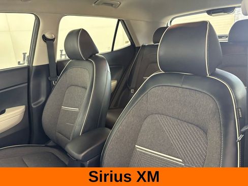 Used 2022 Hyundai Venue Limited image 9