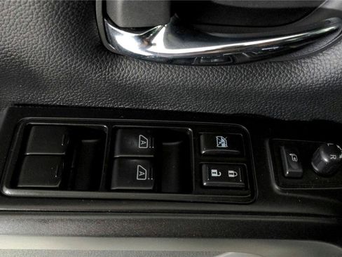 Used 2021 Nissan Titan PRO-4X w/ Pro-4x Convenience Package AWD/4WD image 17