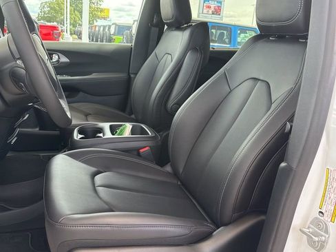 New 2026 Chrysler Voyager LX image 10