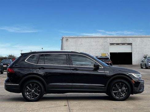 Used 2024 Volkswagen Tiguan SE image 3