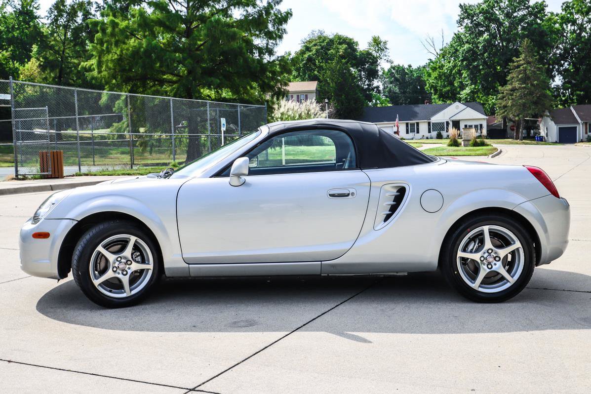 Used 2003 Toyota MR2 w/ Preferred Accessory Pkg RWD image 4