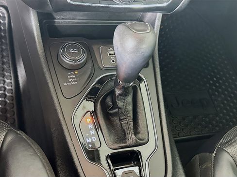 Used 2019 Jeep Cherokee Limited image 24