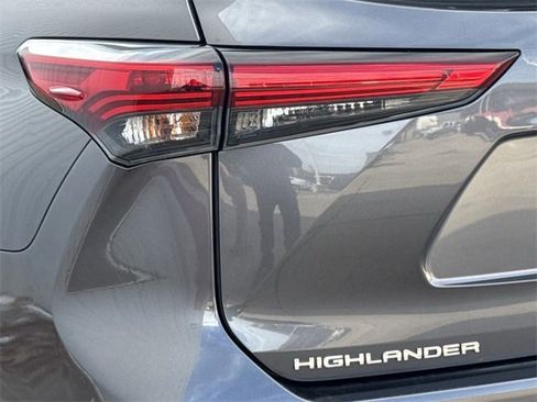 Used 2023 Toyota Highlander XLE image 6