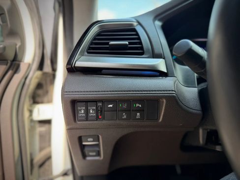Used 2018 Honda Odyssey Elite image 8