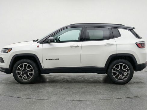 Used 2025 Jeep Compass Trailhawk AWD/4WD image 5