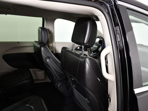 Used 2024 Chrysler Pacifica Touring-L FWD image 43