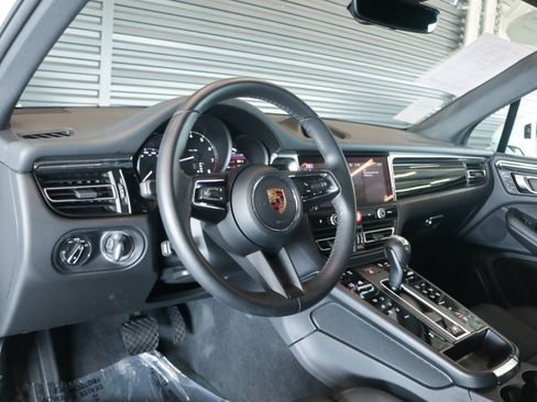 Certified 2026 Porsche Macan AWD/4WD image 4