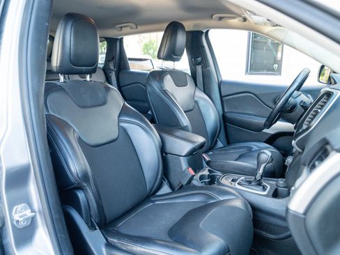 Used 2018 Jeep Cherokee Latitude Plus w/ Comfort/Convenience Group AWD/4WD image 20