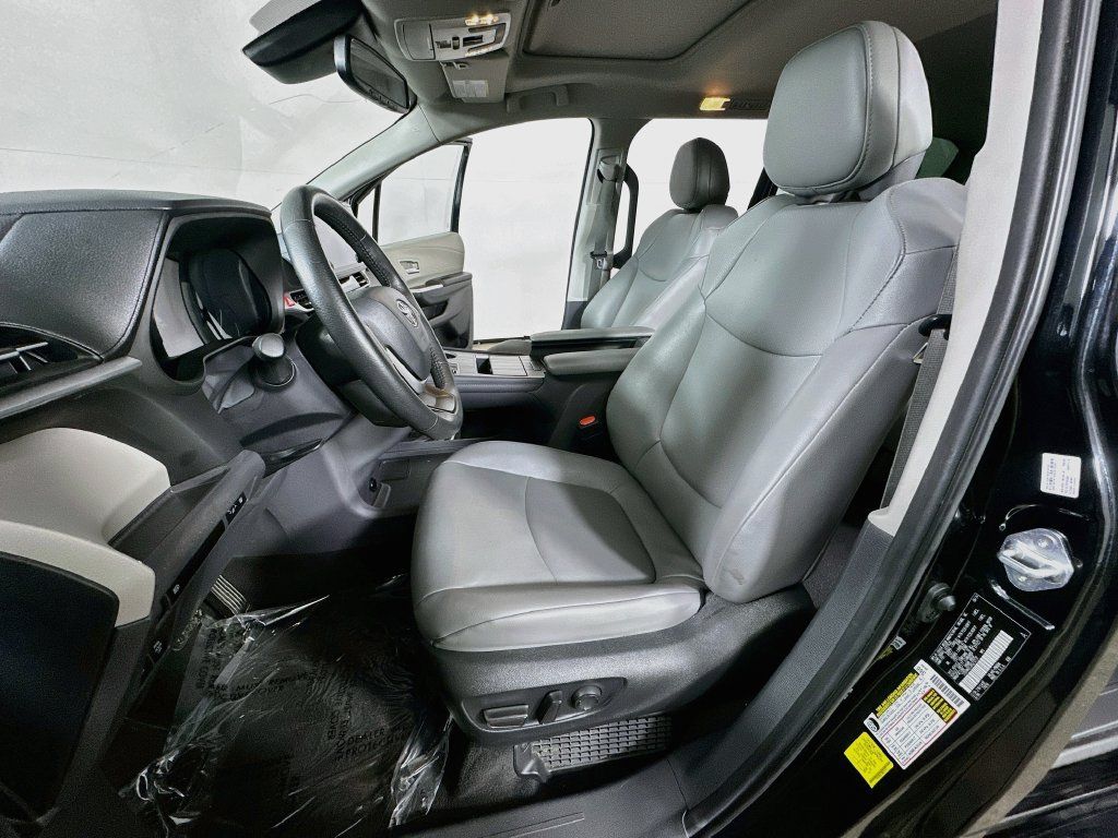 Used 2024 Toyota Sienna XLE FWD image 18