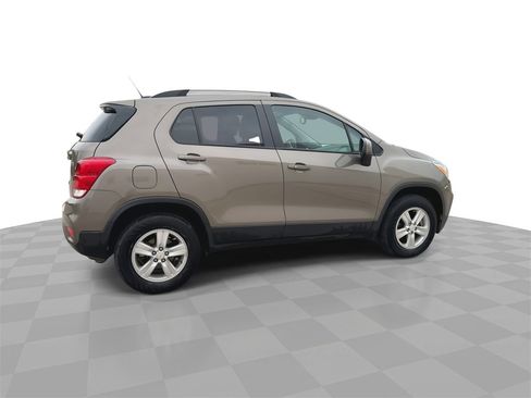 Certified 2022 Chevrolet Trax LT w/ LT Convenience Package image 9