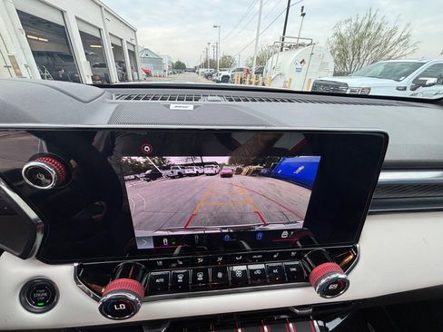 Used 2024 GMC Canyon AT4X image 9