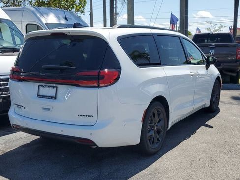 New 2024 Chrysler Pacifica Limited w/ S Appearance Package image 4